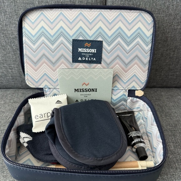 DELTA AIRLINES MISSONI EXCLUSIVELY AMENITY KIT - Picture 1 of 3